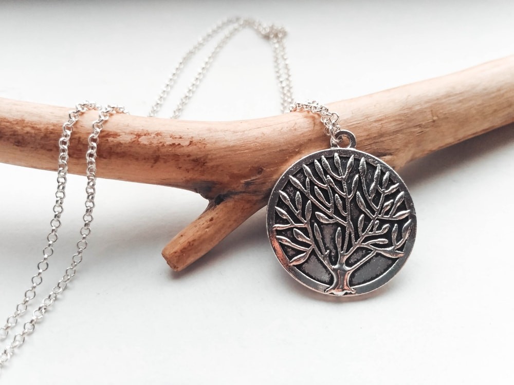 The tree of life jewelry: what should you know?
