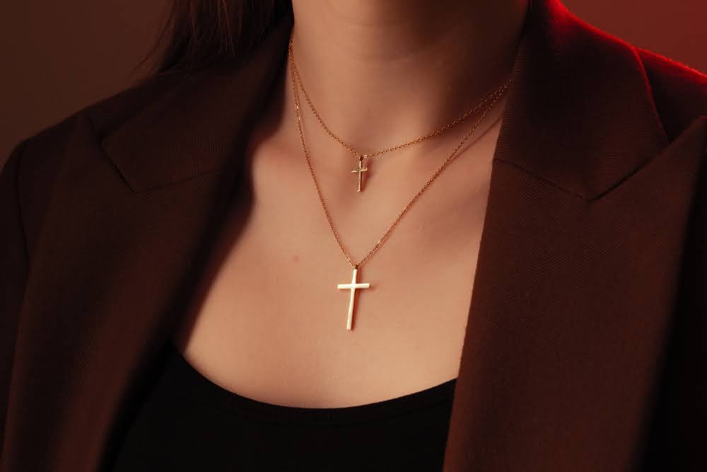 How to Style Cross Necklaces for Christmas Parties and Family Gatherings